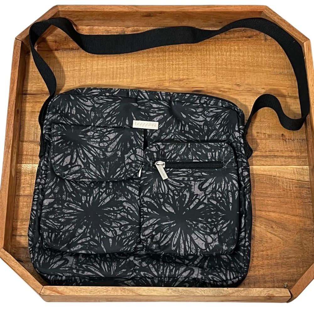 Baggallini gray and black abstract print bag